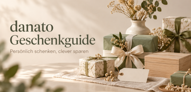 Illustrative Geschenkszene mit Geschenkboxen, Holzbox und Vase für den danato Geschenkguide
